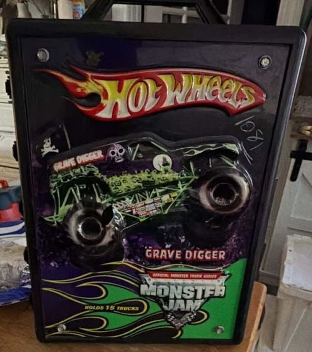 Hot Wheels Monster Jam Grave Digger 3D Storage Carrying Case with 15 Die-Cast Tr